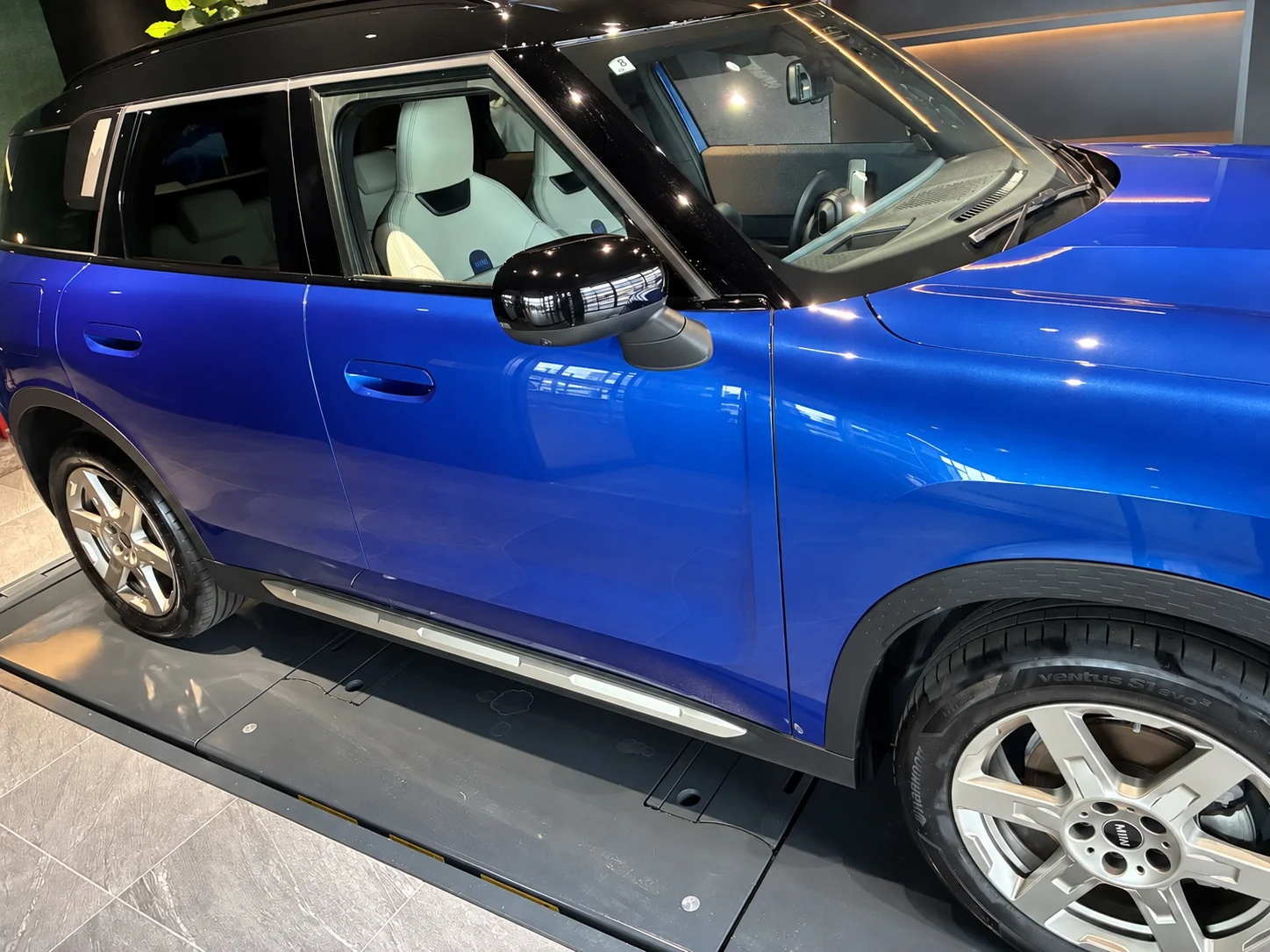 本人の青いMINIカントリーマン