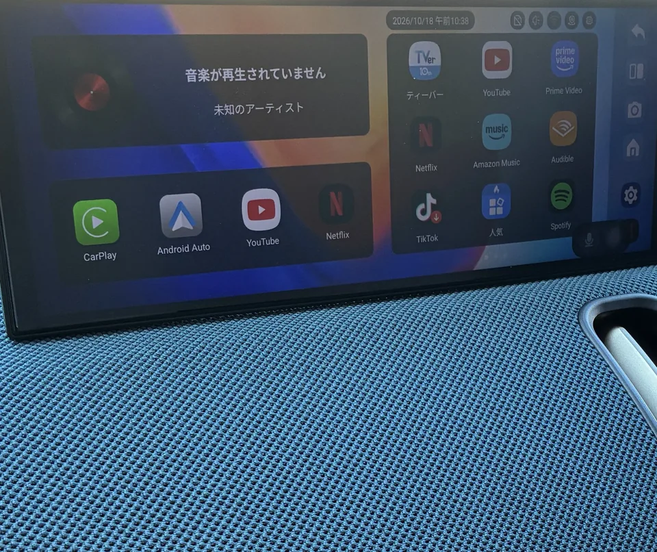 青いダッシュボード上に置いたScreen AI。ホーム画面と右側のエアコン吹出口が写っている。