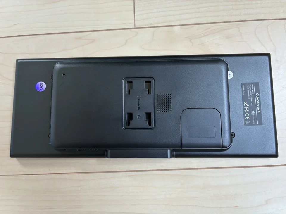 Screen AIの背面。中央の取り付け部分と右側の製品ラベル、32Gのシールが見える。