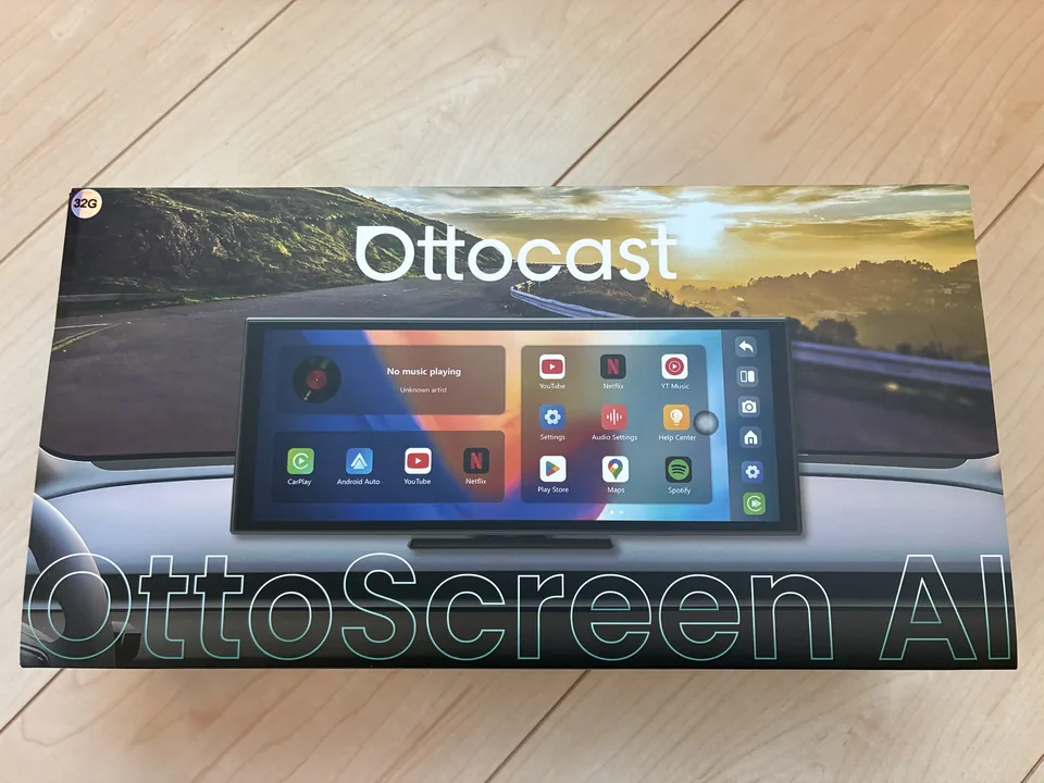 OttocastとOttoScreen AIの文字、本体の図、32Gの丸いシールが見える製品箱。