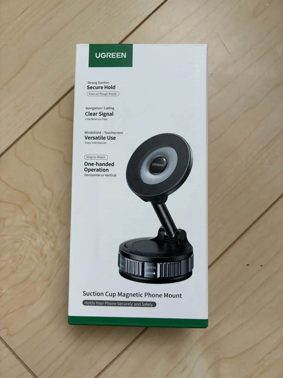 UGREENの製品箱。Suction Cup Magnetic Phone Mountの表記とホルダーの図がある。