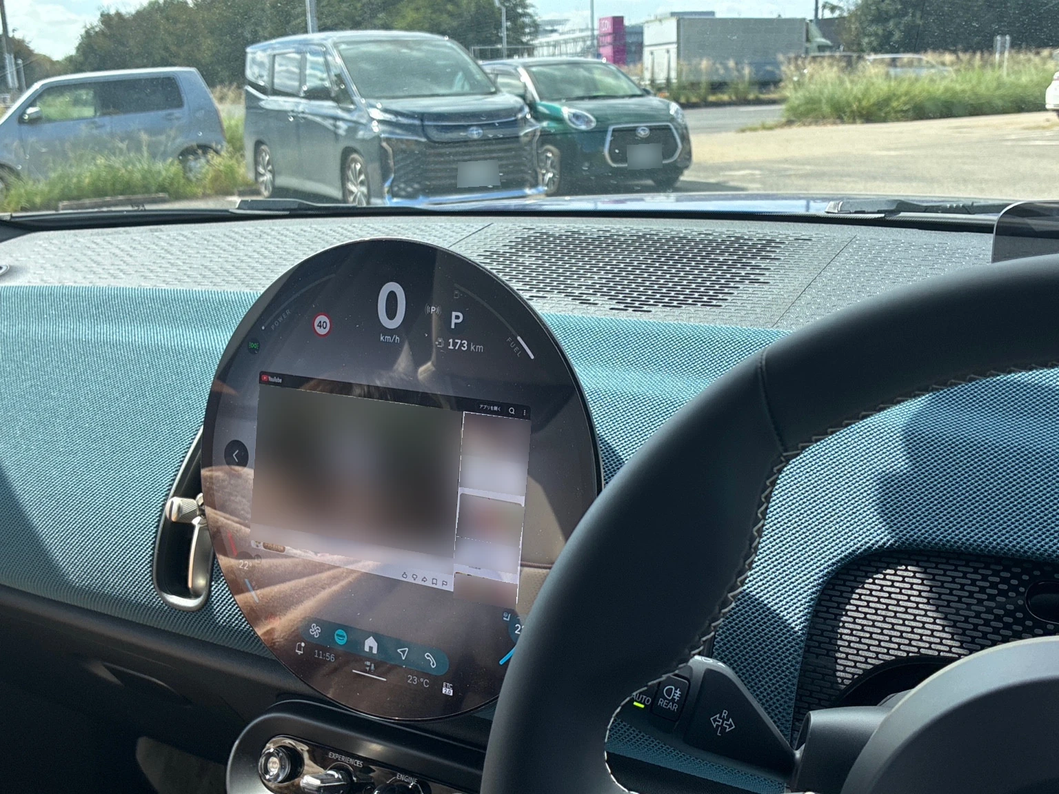 停車中のMINI カントリーマンU25の円形ディスプレイにYouTubeを表示した車内