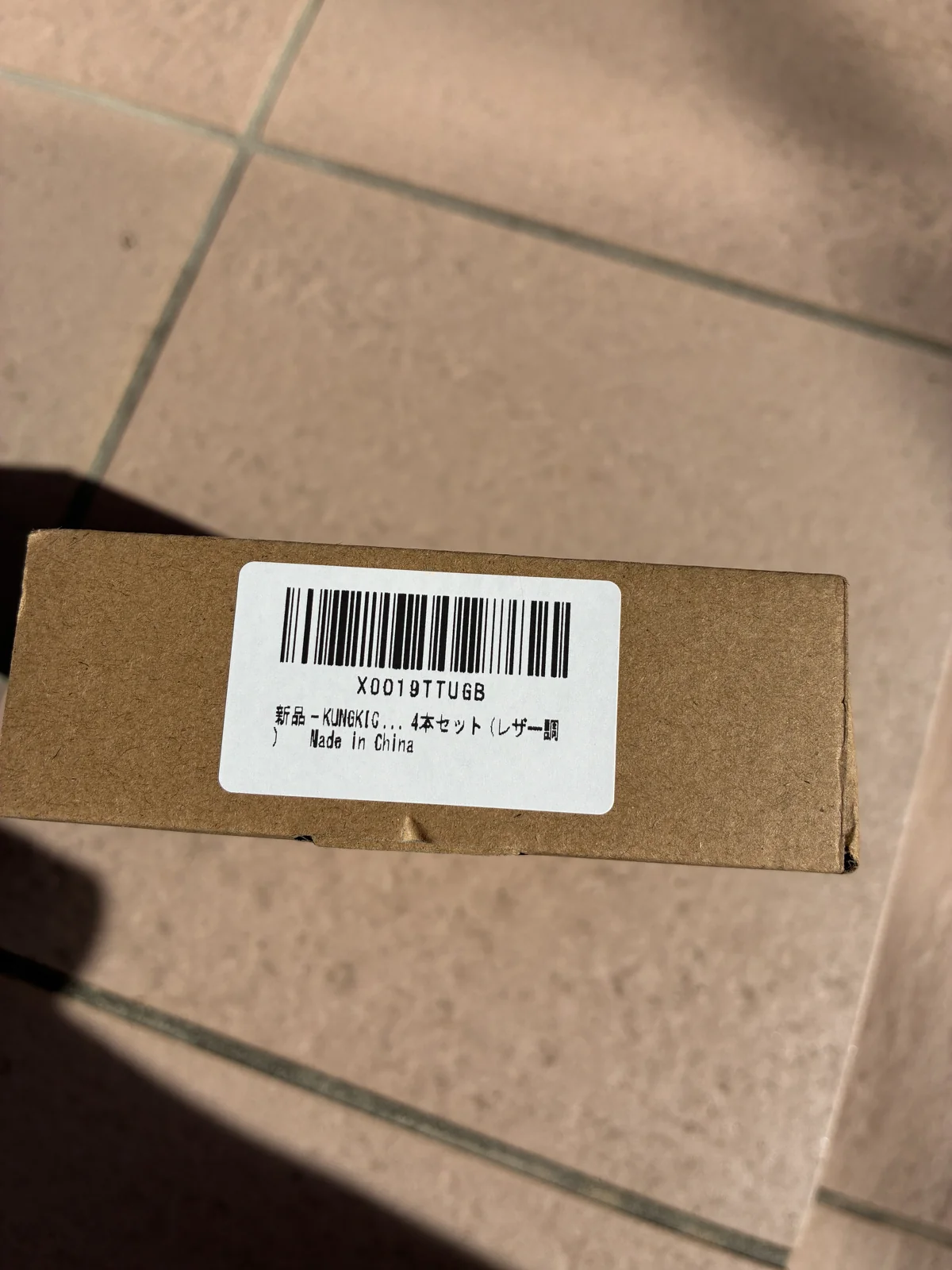外箱側面の4本セット(レザー調)とMade in Chinaのラベル