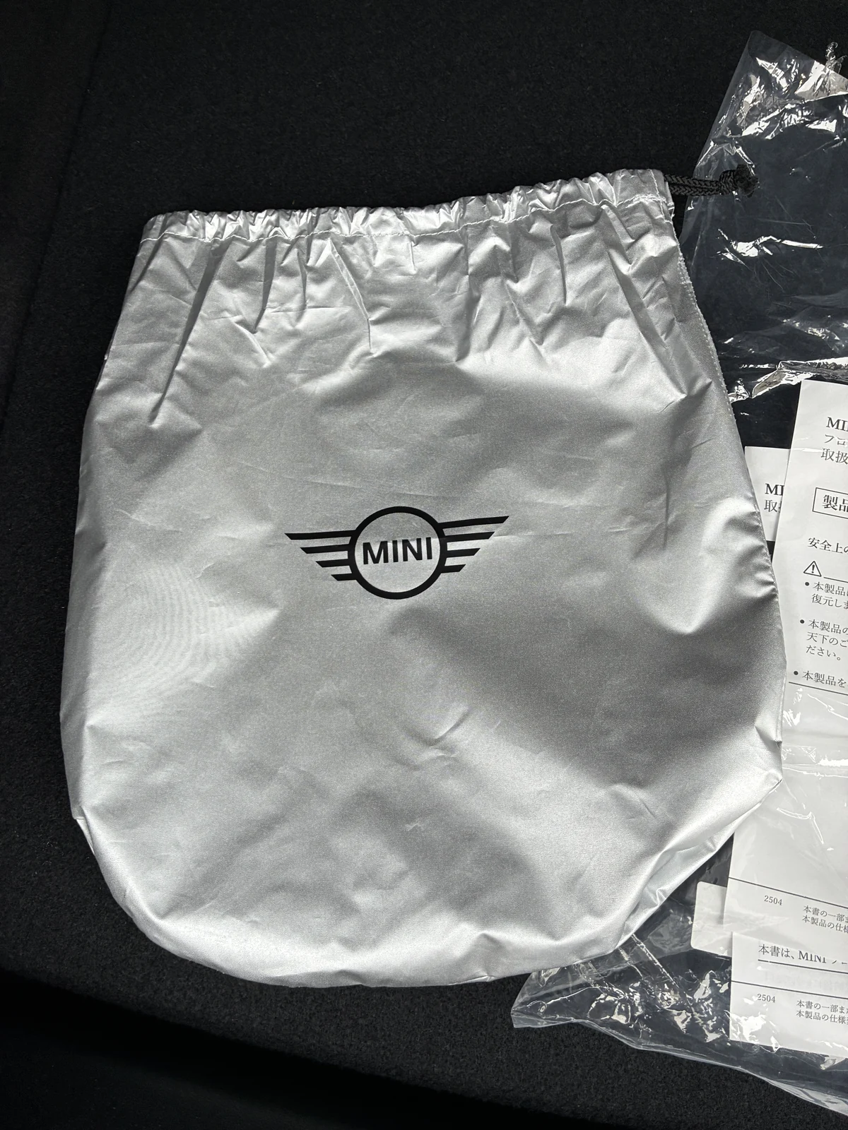 荷室に置いた、MINIの黒いロゴが入ったシルバーのサンシェード収納袋